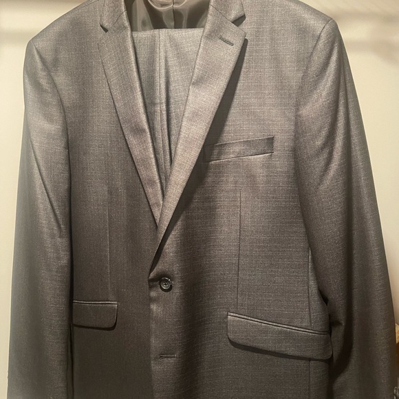 Kenneth Cole suit. 42r 37 waist
